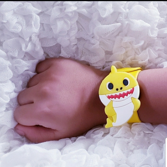 BUNDLE Baby Shark Bracelets & Key chains - Picture 7 of 7